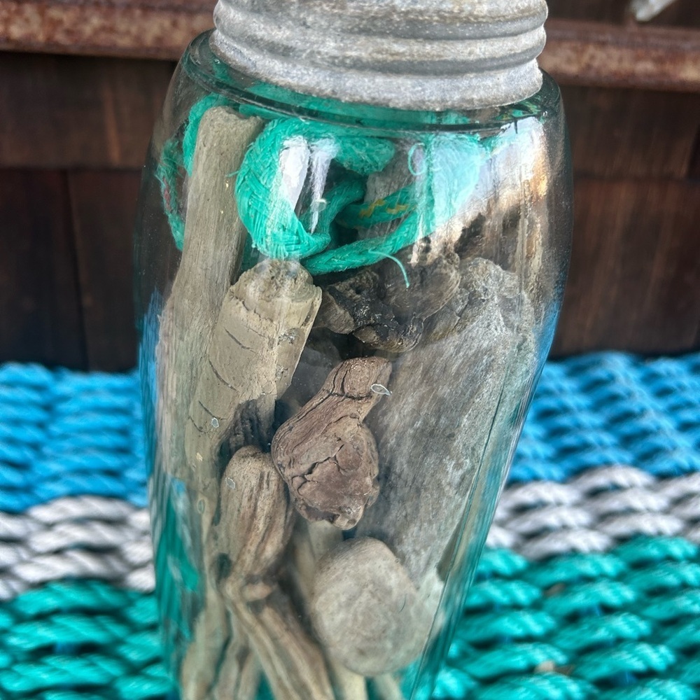 Vintage glass jar with zinc top filled with driftwood and sea rope from Montauk - Picture 6 of 10